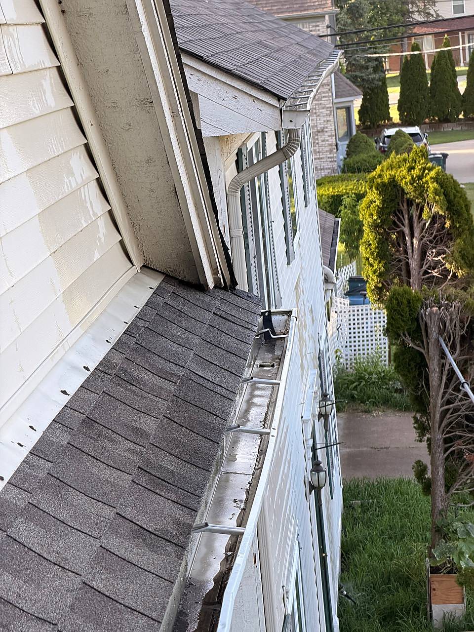 Cleaned gutters and downspout along the siding in Metro Detroit