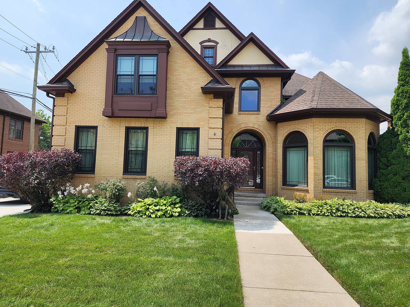 house tudor front 01
